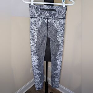 Lululemon Wunder Under 7/8 leggings, size 4